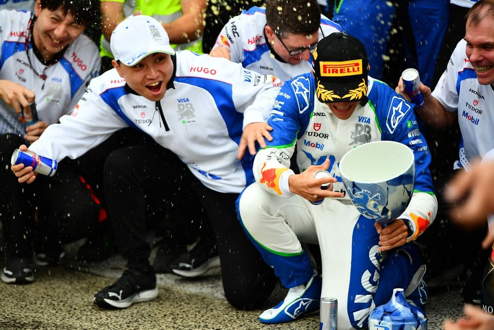 Isack Hadjar avec son trophée cassé au GP des Pays-Bas 2025.