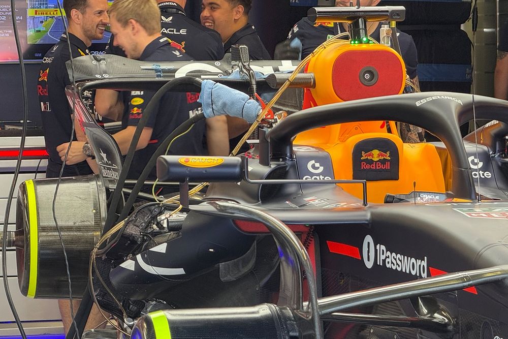 Dettaglio tecnico dell'ala posteriore trimmato della Red Bull di Verstappen