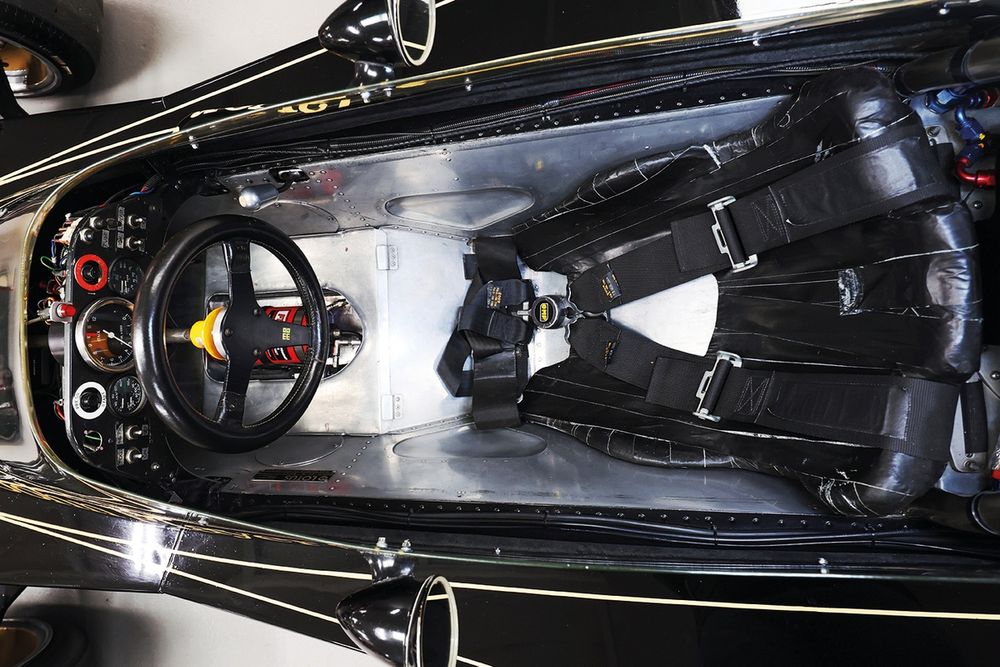 Lotus 76’s folded aluminium construction 
was an update on hand-rolled 72