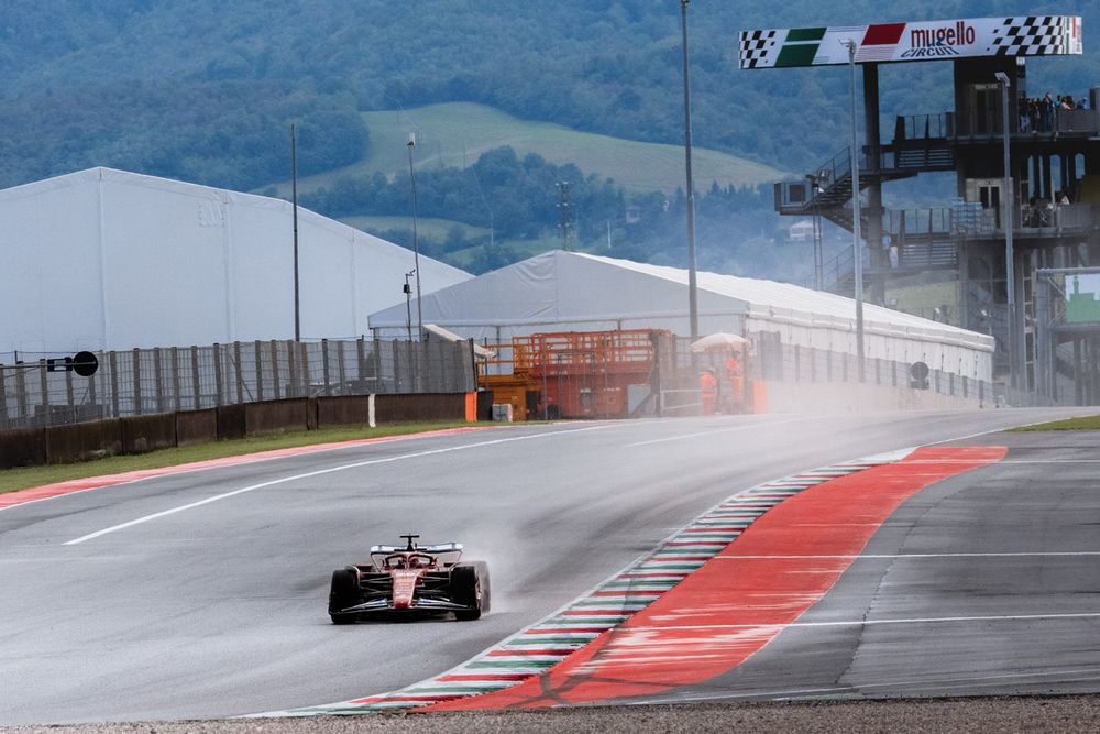 Guanyu Zhou au volant de la Ferrari lors d'essais Pirelli.