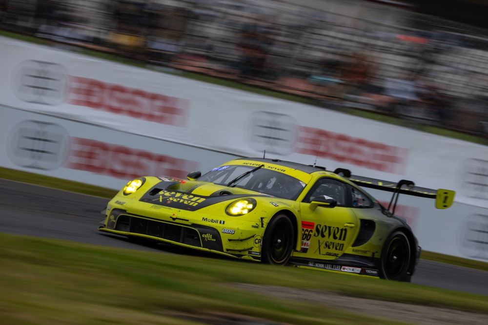 seven × sevenポルシェ、“ペナ祭り”の乱戦制し初勝利。藤波清斗は相方