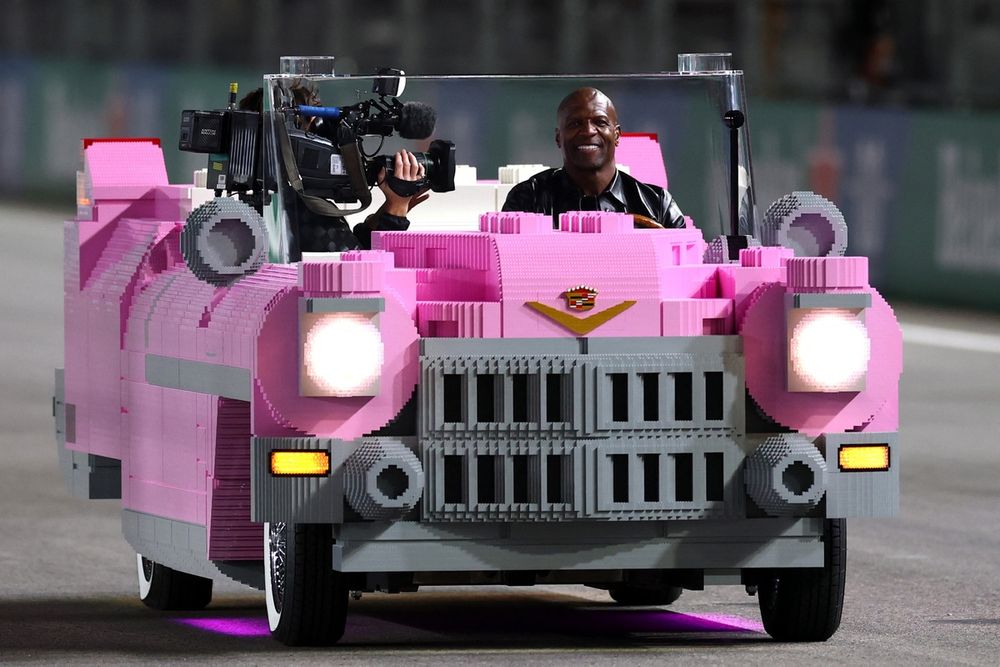 Terry Crews guida una Cadillac rosa in Lego