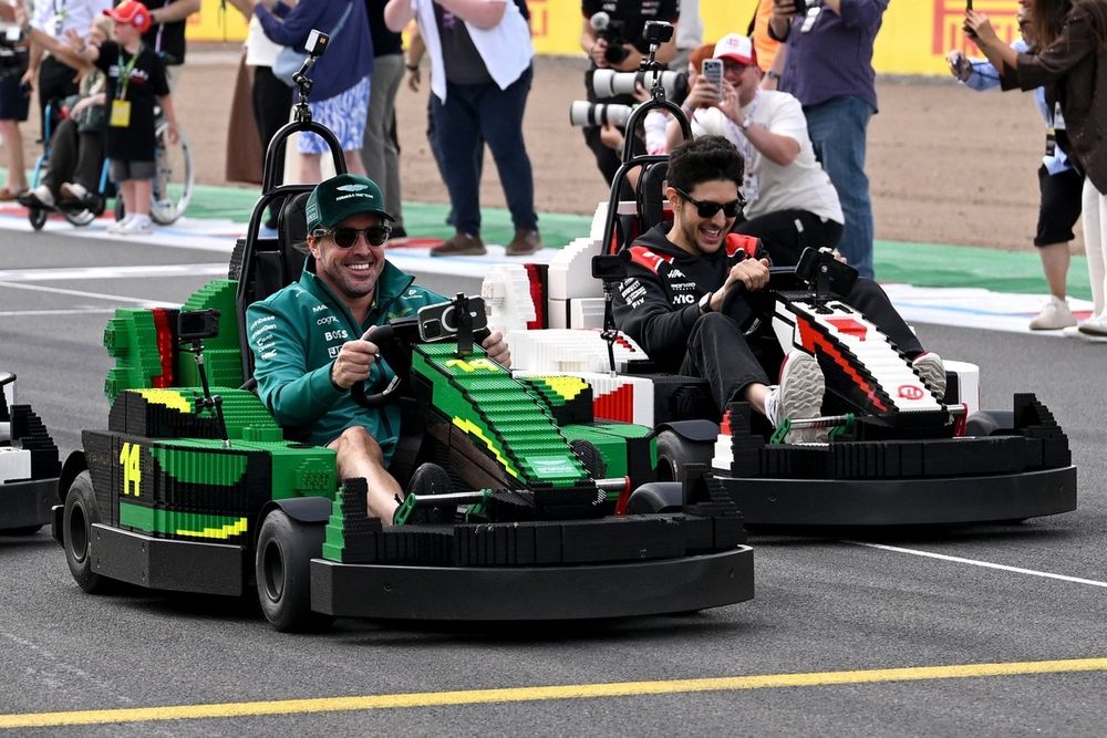 Fernando Alonso (Aston Martin Racing,) et Esteban Ocon (Haas F1 Team) lors de la course de karts en Lego à Silverstone.