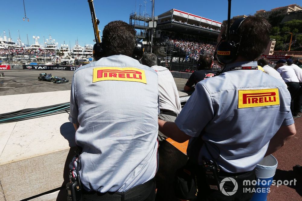 Des responsables de Pirelli, dont Paul Hembery, observent Nico Rosberg dans les rues de Monaco.