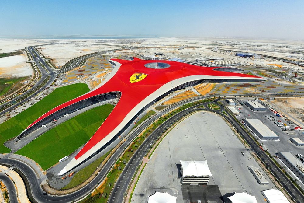 Ferrari World vanuit de lucht.