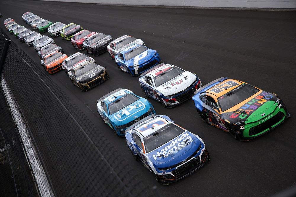 Bubba Wallace, 23XI Racing Toyota, Kyle Larson, Hendrick Motorsports Chevrolet