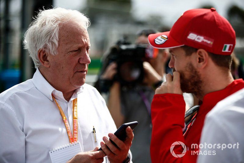 Charlie Whiting, Diretor de Corrida, FIA, com Sebastian Vettel, Ferrari
