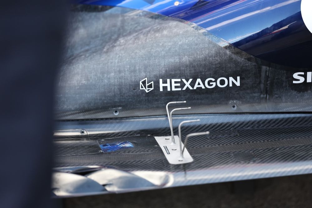 Dettaglio della pancia Red Bull RB22 che arriva sul fondo con lo scivolo