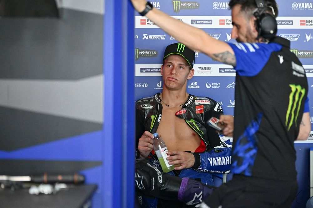 MotoGP | Quartararo perde la pazienza: gestaccio di frustrazione alla Yamaha