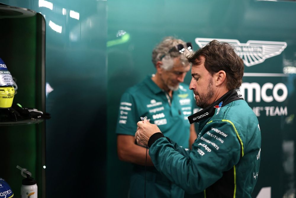 Alonso y el drama de Aston: "Tenemos muy mal motor, el peor, y problemas en todo"