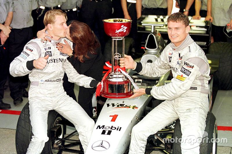 Erja Hakkinen besa a su marido nuevo campeón del mundo de la F1 Mika Hakkinen, McLaren