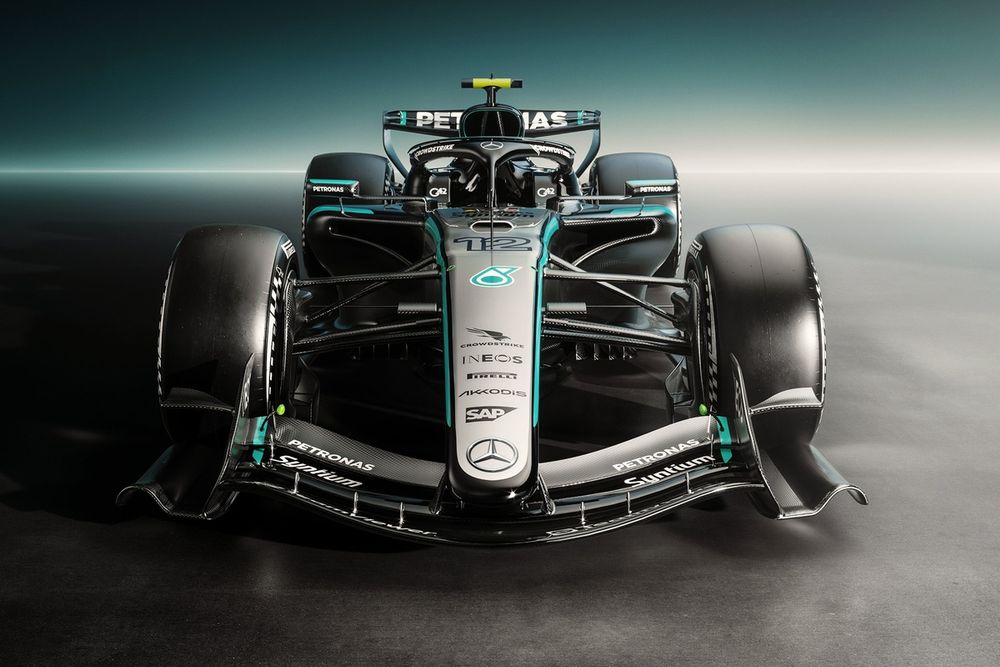 Mercedes W17: l'airbox ha le classiche orecchie ai lati  della presa d'alimentazione