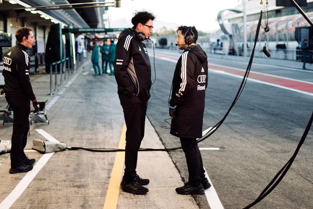 Mattia Binotto, directeur du projet Audi en F1, dans la pitlane du circuit de Barcelone.