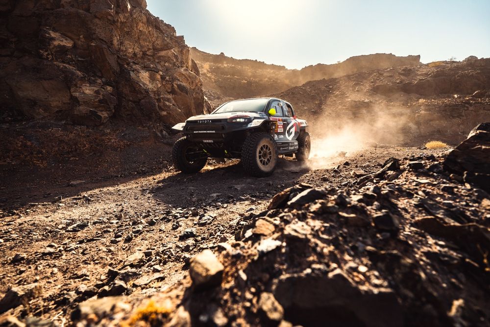 Форд доминирует, а Митч Гатри выходит в общее лидерство