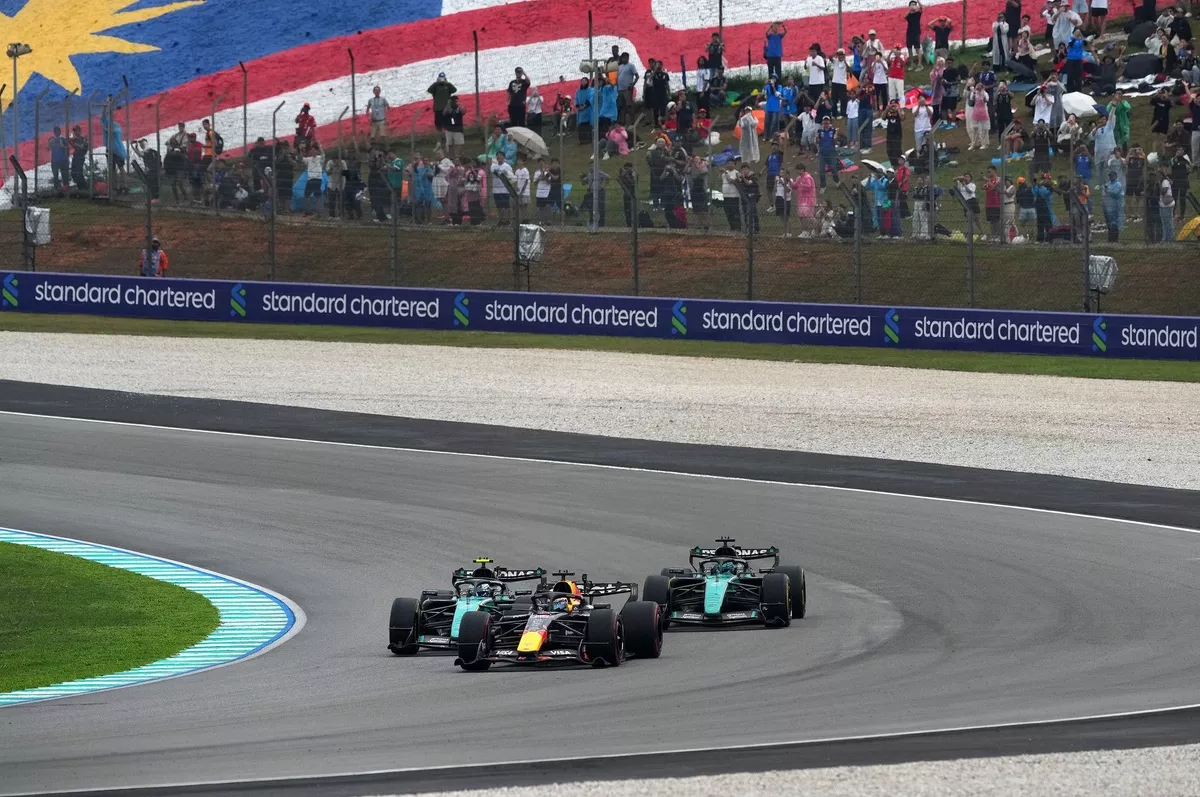 Verstappen Outduels Mercedes