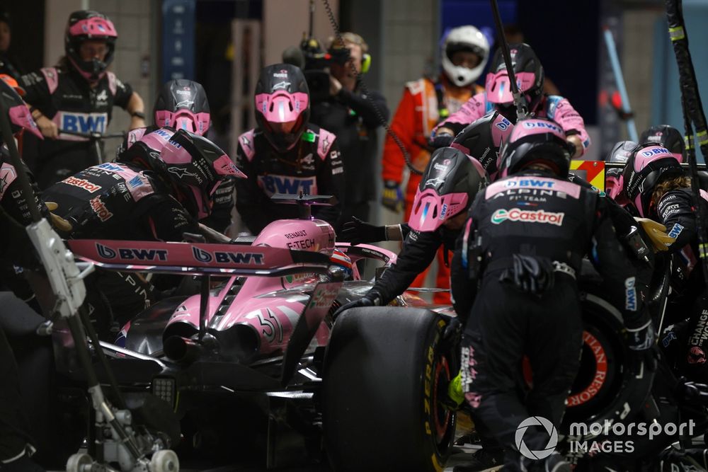 Ocon si è fermato nel giro successvo, scivolando però in fondo al gruppo
