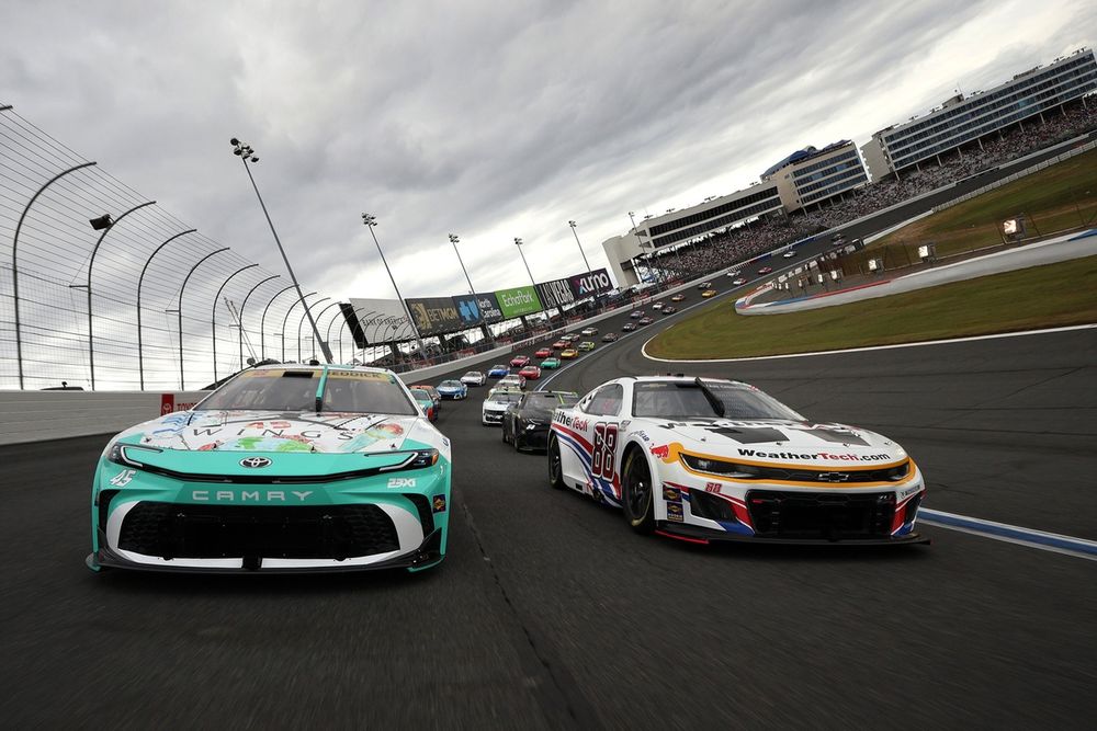 Tyler Reddick, 23XI Racing Toyota, Shane van Gisbergen, Trackhouse Racing Chevrolet