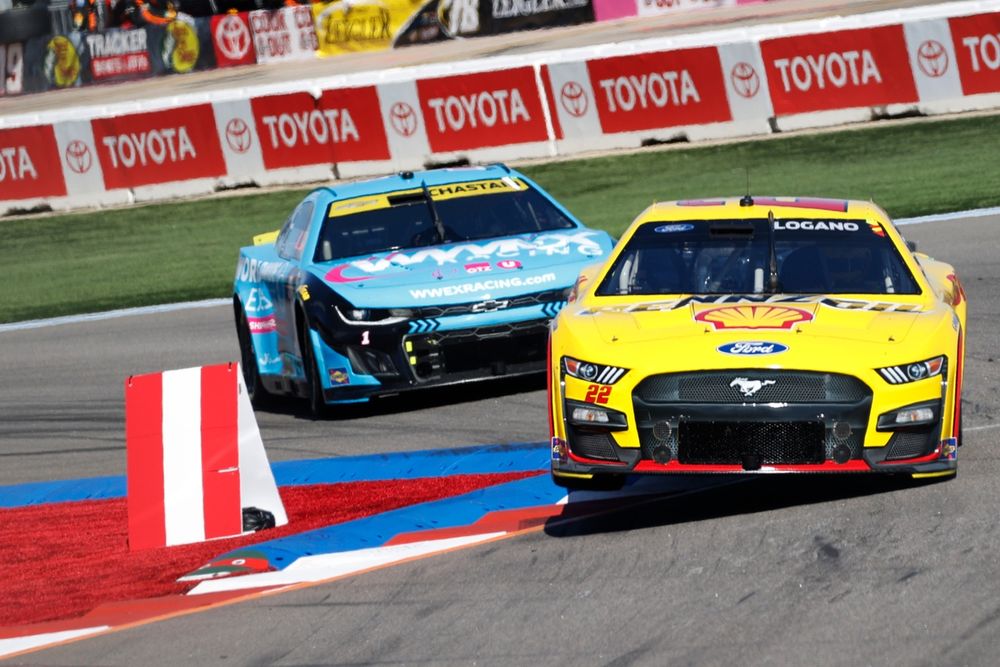 Ross Chastain, Trackhouse Racing Chevrolet; Joey Logano, Team Penske Ford