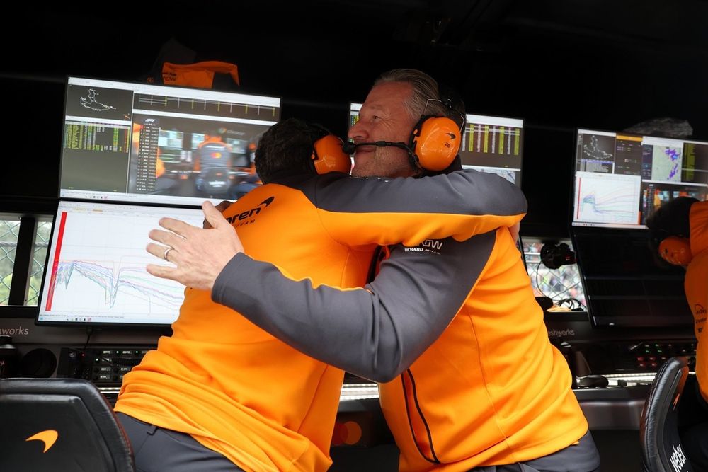 Andrea Stella festeggia con Zak Brown sul muretto McLaren di Spa