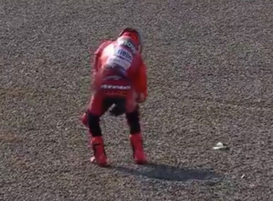 Vídeo: Bezzecchi se lleva por delante a Márquez al inicio de la carrera