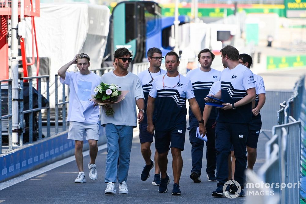 Pierre Gasly, Scuderia AlphaTauri, Liam Lawson nemen bloemen mee om Anthoine Hubert te eren