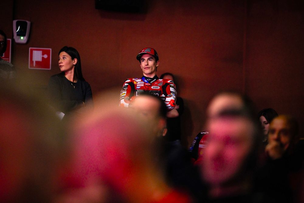 Marc Márquez kijkt met belangstelling naar het 