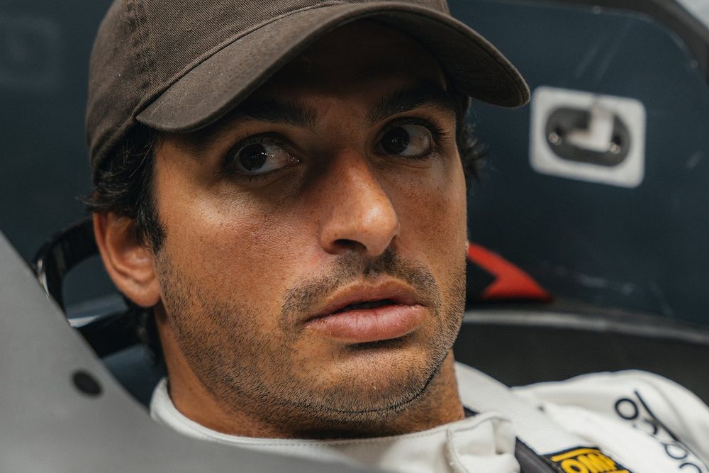 Nel frattempo, i piloti hanno fatto il sedile e stanno lavorando al simulatore