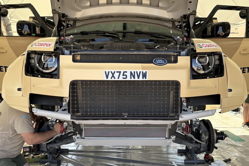 L'area frontale della Defender D7X-R: c'è un singolo radiatore di dimensioni maggiorate, affiancato da 4 ventole per aiutare il raffreddamento