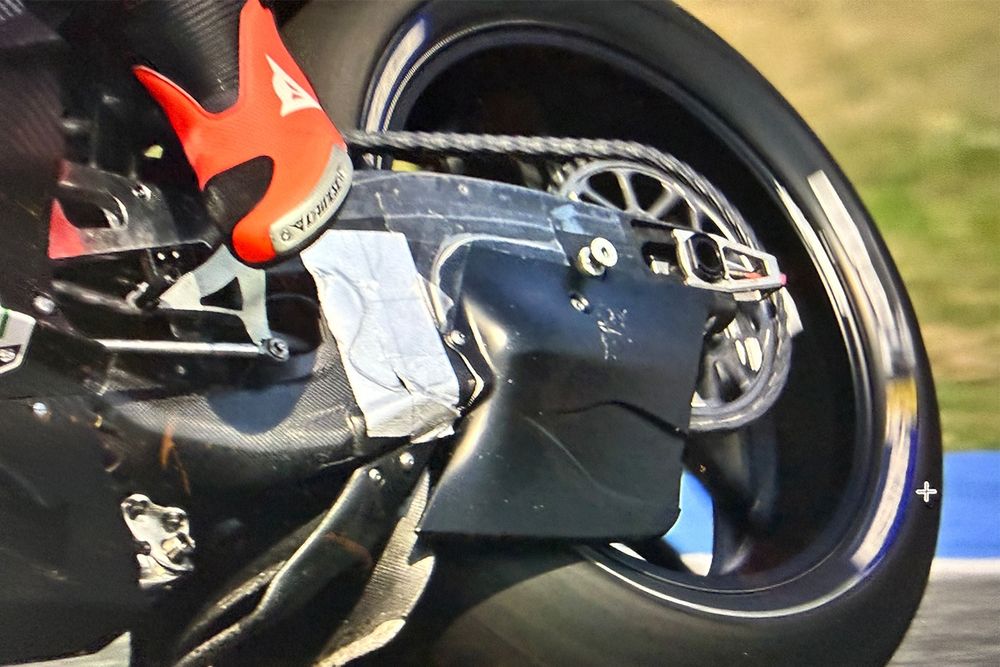 двойной воздуховод, спрятанный под обтекателем