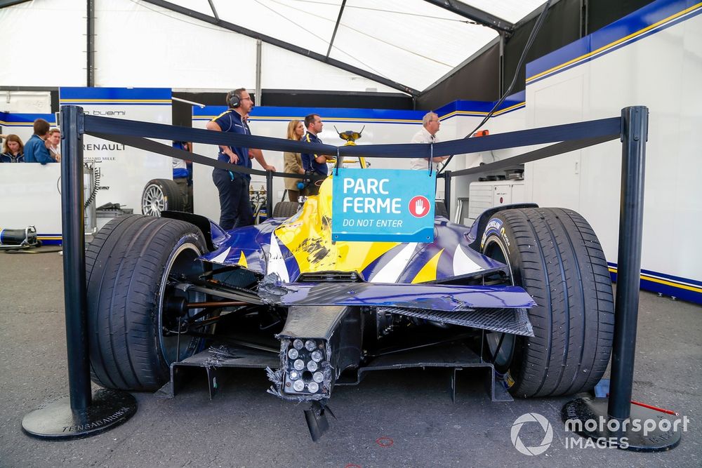 Buemi’s sorry-looking 
first car was ditched for his second, which delivered him the fastest lap bonus point