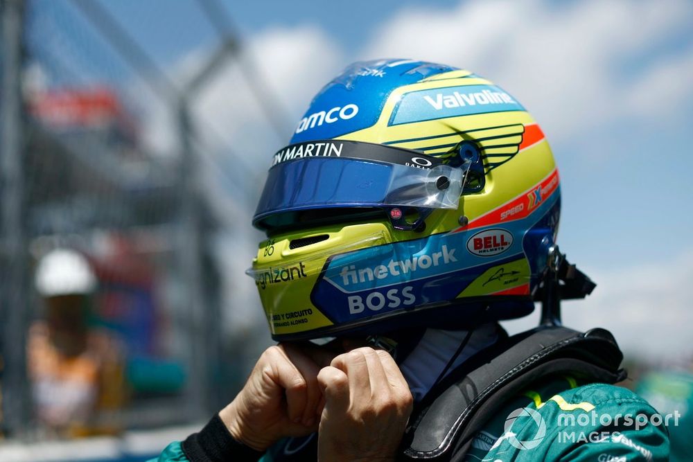 Fernando Alonso, Aston Martin F1 Team, se quita el casco
