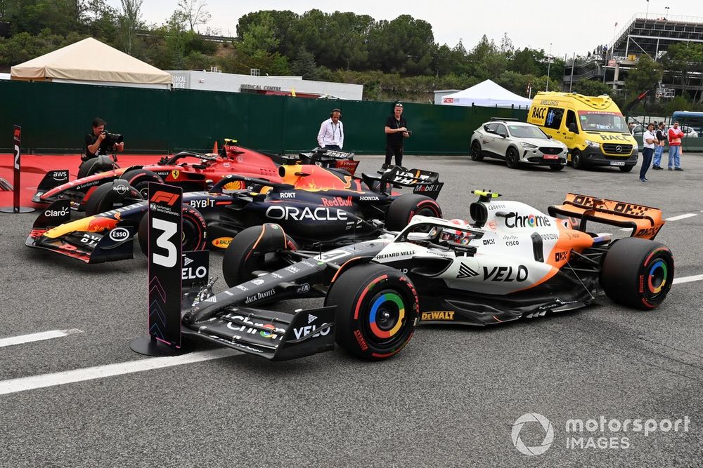 Los coches de Carlos Sainz, Ferrari SF-23, el hombre de la Pole Max Verstappen, Red Bull Racing RB19, Lando Norris, McLaren MCL60, en Parc Ferme tras la Calificación.