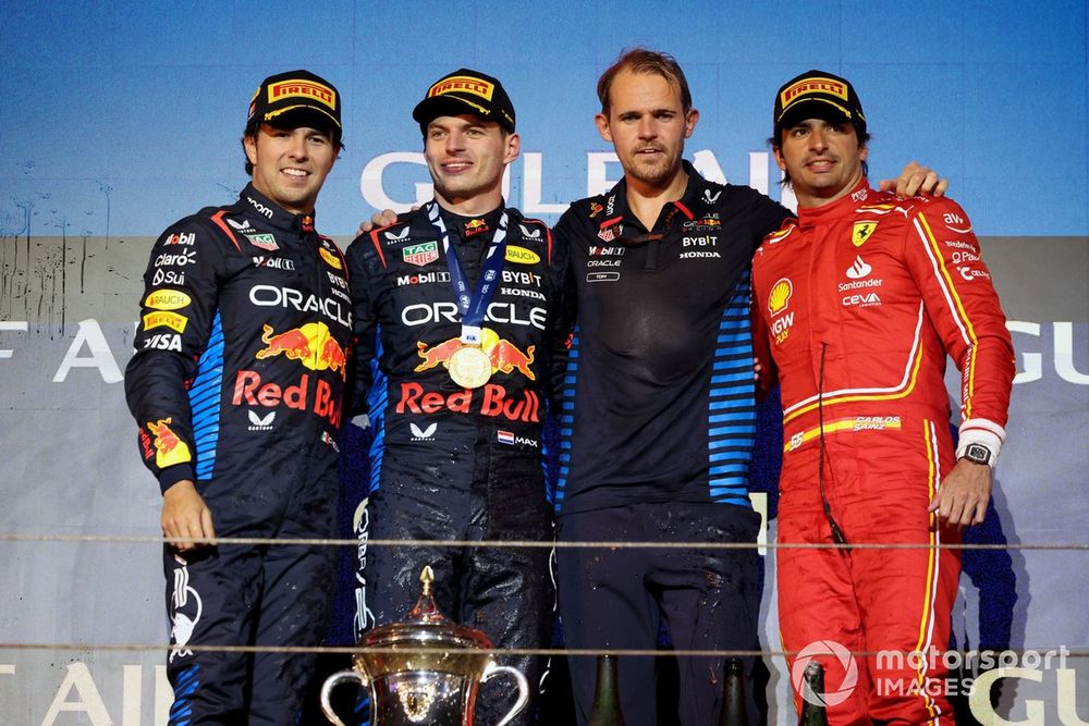 Podio: segundo lugar Sergio Pérez, Red Bull Racing, ganador Max Verstappen, Red Bull Racing, tercer lugar Carlos Sainz, Scuderia Ferrari