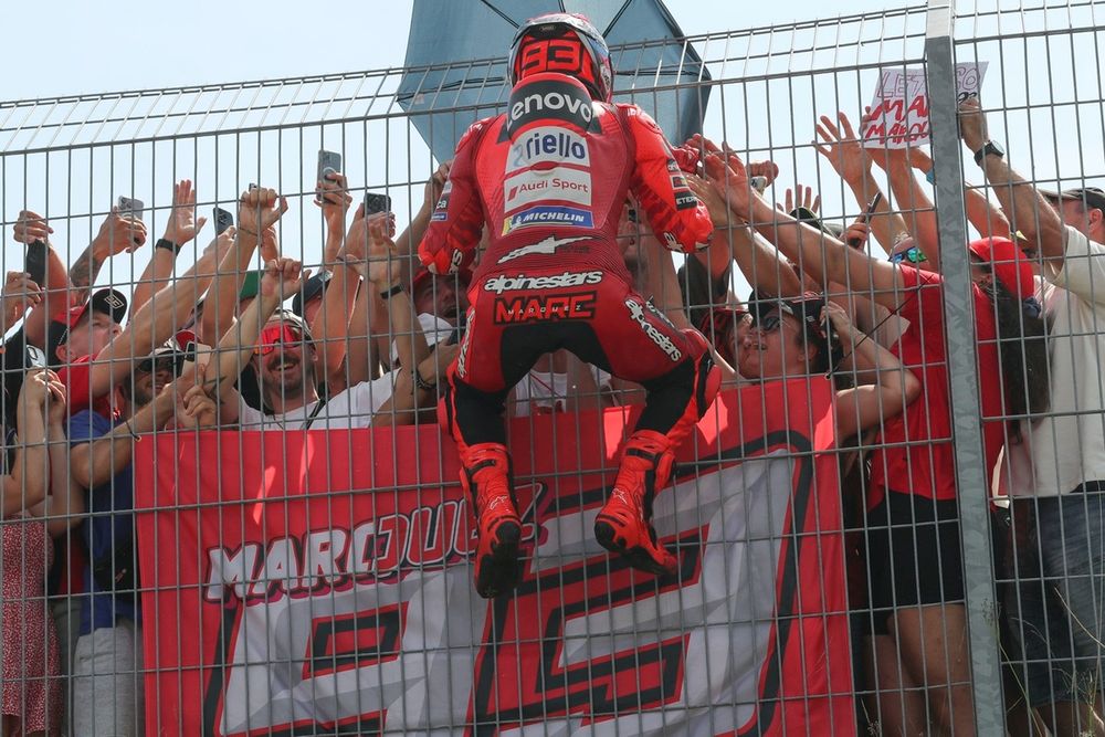 Marc Márquez viert zijn zege in Tsjechië met het publiek op Automotodrom Brno.