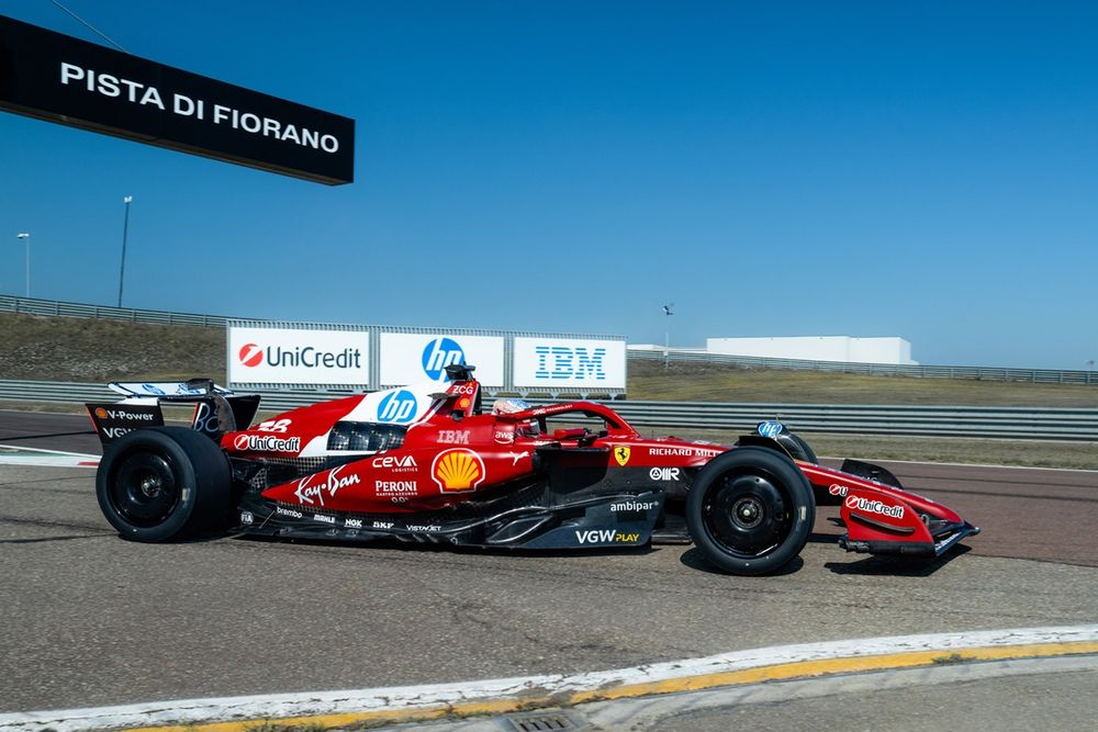 Guanyu Zhou con la Ferrari SF-25 mule car nei test svolti a Fiorano