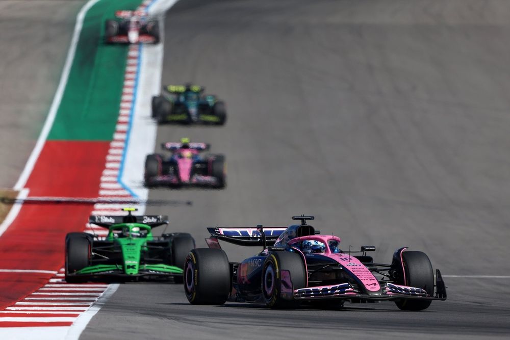 Pierre Gasly transita delante de Gabriel Bortoleto y de Franco Colapinto el domingo en Austin.