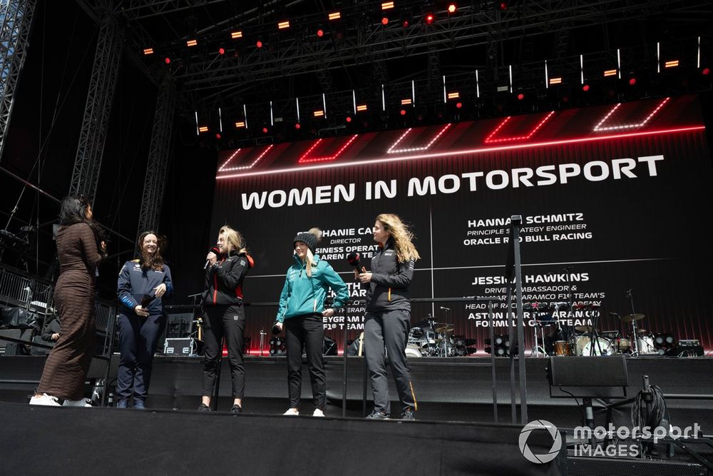 Hannah Schmitz, ingeniera estratega en Red Bull Racing, Faith Atack-Martin, entrenadora de rendimiento y fisioterapeuta Haas F1 Team, Jessica Hawkins, directora F1 Academy y embajadora de pilotos en Aston Martin F1, Stephanie Carlin, directora de operaciones comerciales McLaren F1 Team.