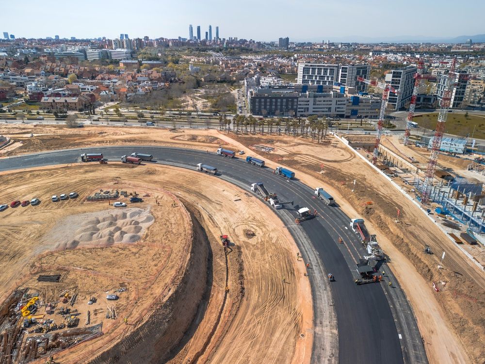 Curva 'La Monumental' de Madring asfaltada, desde cerca
