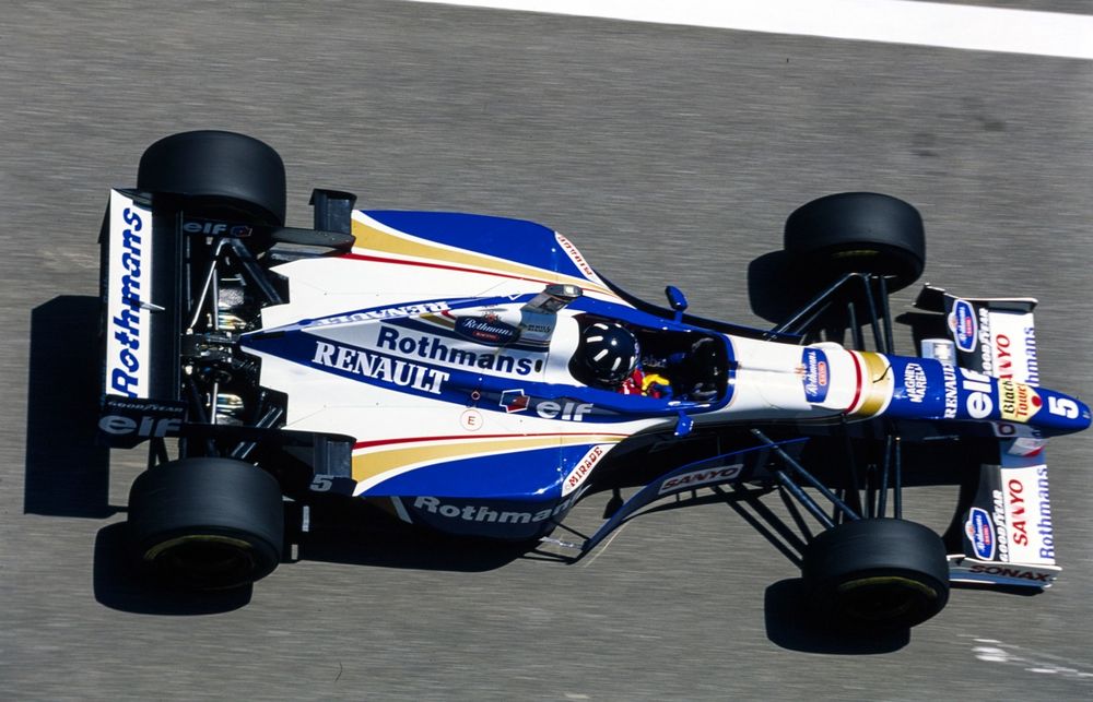 Damon Hill in de oppermachtige Williams FW18.