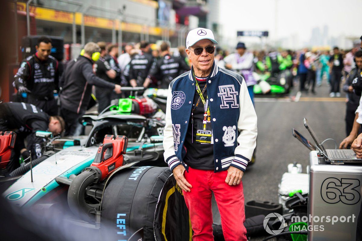 tommy Hilfiger on the ‌grid at a Formula 1 race, showcasing his long history with the ⁤sport.
