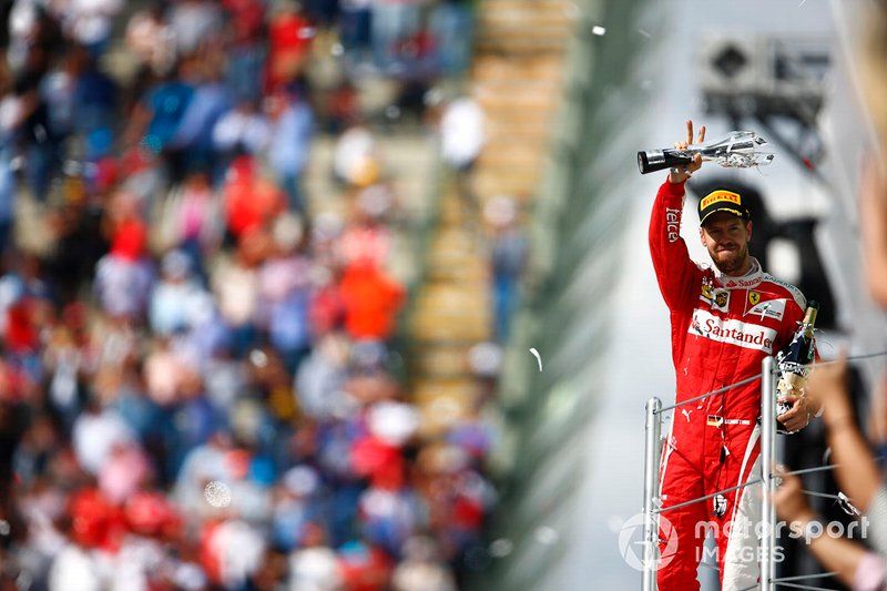 Sebastian Vettel, Ferrari, 3º colocado, com seu troféu e champanhe
