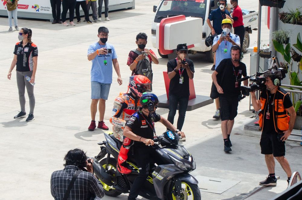 Marc Márquez llegandoo al box tras su caída en 2022 en el circuito de Mandalika