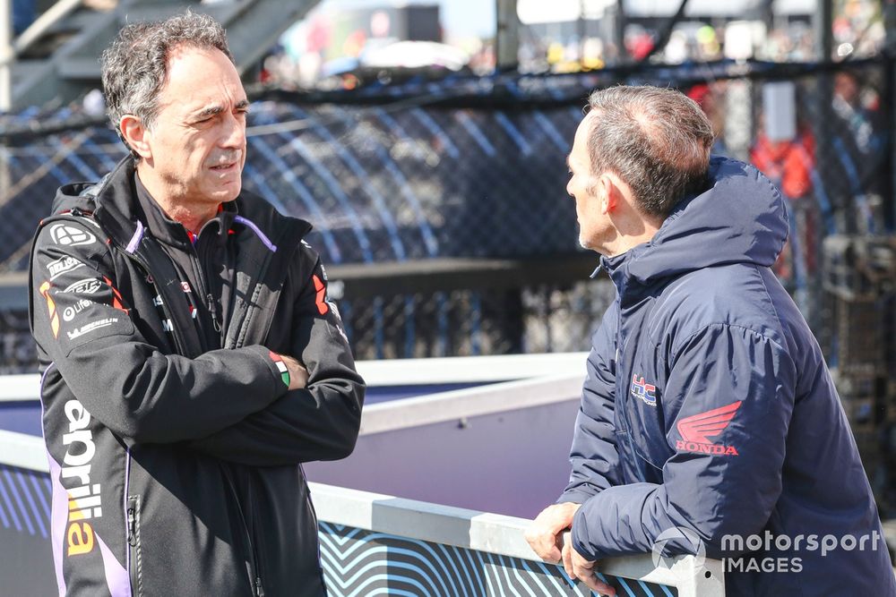 Romano Albesiano, Aprilia Racing Manager, y Alberto Puig, team manager de Honda