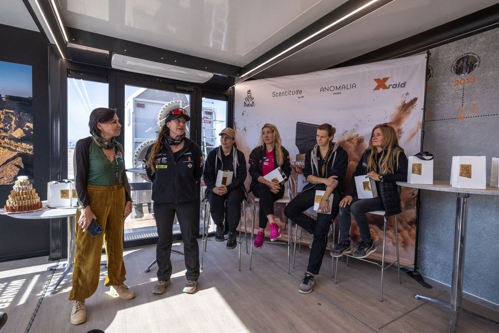 Le ragazze del team X-raid durante la presentazione di Sahara 4800, il profumo di Anomalia Paris dedicato al rally Dakar