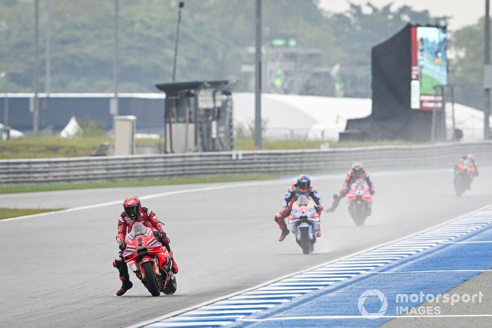 Respuesta de campeón de Bagnaia; Martín resiste y Márquez se cae