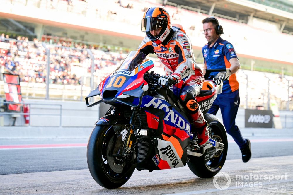 Luca Marini, Honda Racing, es empujado el pitlane por uno de los nuevos técnicos de Honda, Jacques Roca, tras pararse su moto en una de las salidas a pista 