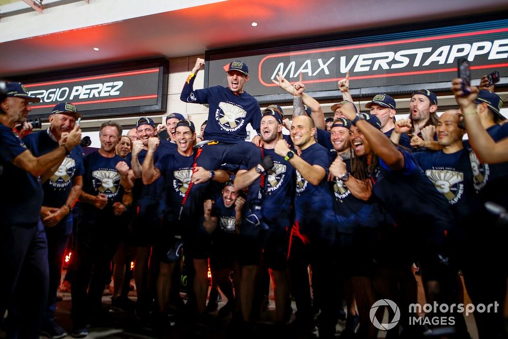 Max Verstappen, Red Bull Racing, celebra con Christian Horner, Director de Red Bull Racing, y el equipo tras conseguir el título de campeón del mundo de pilotos 2023.