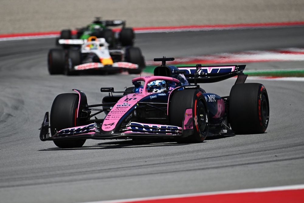 Pierre Gasly devant Isack Hadjar à Barcelone.