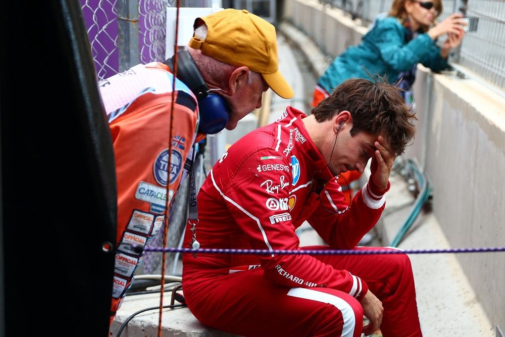 Charles Leclerc baalt van zijn crash in de kwalificatie in Baku.