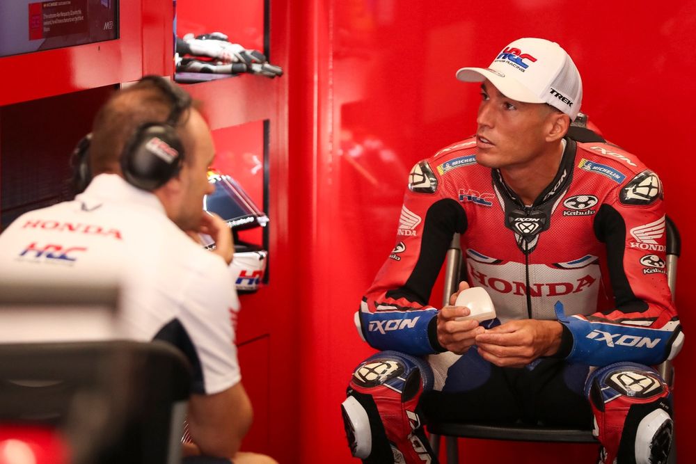 Алейш Эспаргаро уходит из профессионального велоспорта после того, как травмы помешали участию в Honda в 2025 году